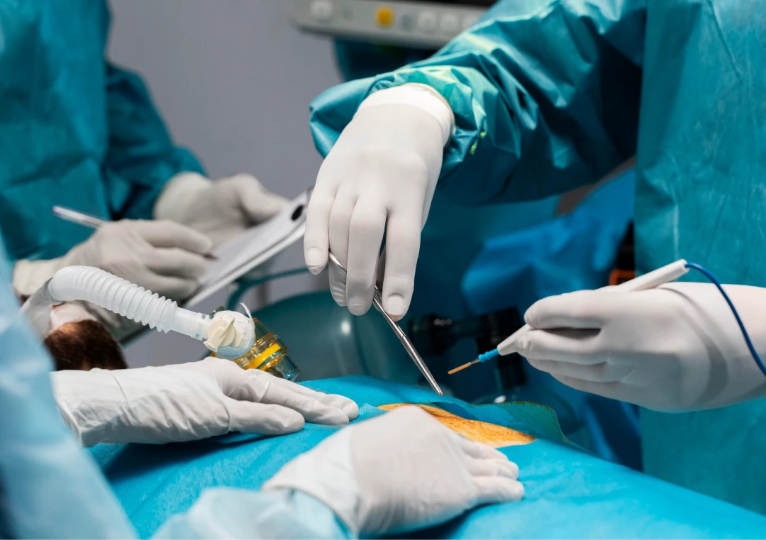 medico-fazendo-cirurgia